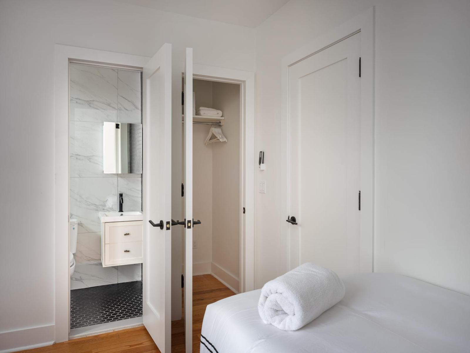 Three Bedroom Brooklynite Suite! ニューヨーク エクステリア 写真
